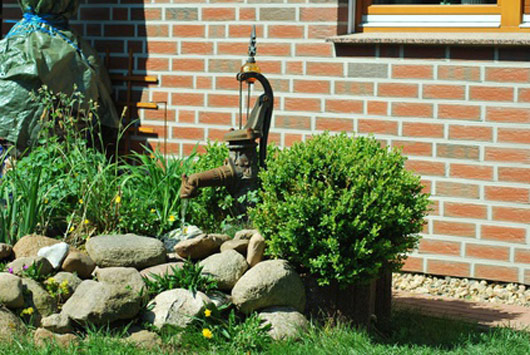 D&L Guss Handschwengelpumpe GRÜN Schwengelpumpe mit Ständer Wasserpumpe  55912+55913 AWZ : : Garten